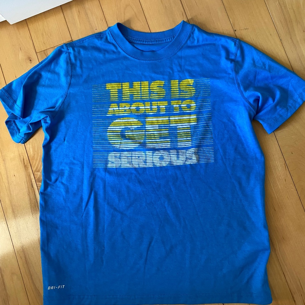 NIKE YOUTH BOYS DRI FIT SZIE MEDIUM TEE